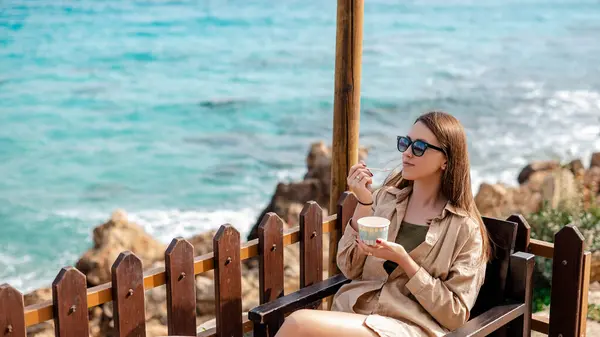 Feliz Mujer Despreocupada Disfrutando Hermoso Verano Playa Comiendo Helado Mientras —  Fotos de Stock