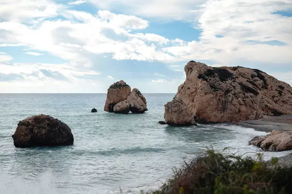 地中海塞浦路斯岛的阿芙罗狄蒂斯岩石海岸 — 图库照片