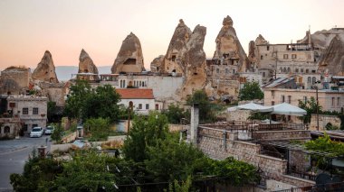 Kayaların arasındaki eski şehrin en güzel manzarası. Etraftaki mağaralar ve taş evler. Türkiye 'de turistler için popüler bir yer.