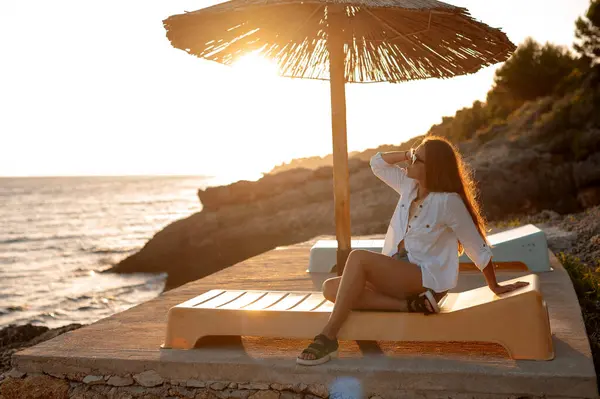 Aantrekkelijke Jonge Vrouw Wit Shirt Zonnebril Zittend Ligstoel Aan Zee — Stockfoto