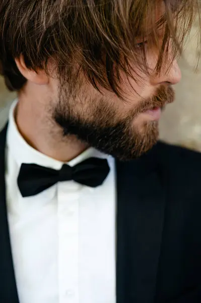 Stylish Caucasian Groom Trendy Suit Black Bow Tie Posing Outdoors — Stock Photo, Image