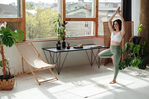Sorridente Bella Donna Piedi Una Gamba Mentre Praticando Albero Yoga — Foto Stock