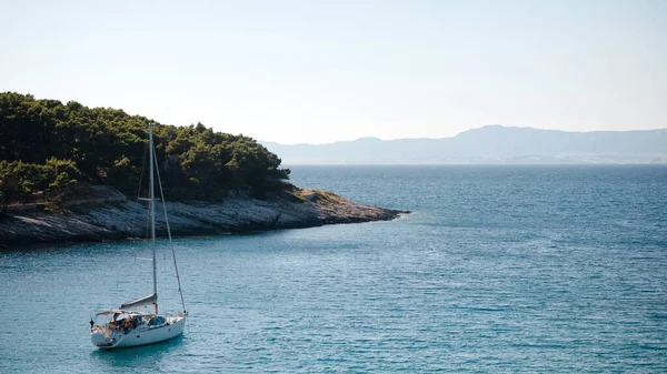 Single Modern Sailboat Sailing Crystal Clear Water Adriatic Sea Croatia — Stock Photo, Image