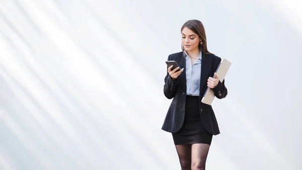 Ευρωπαίος Επιχειρηματίας Χρησιμοποιεί Κινητό Τηλέφωνο Εστιασμένη Όμορφη Νεαρή Κοπέλα Φορούν — Φωτογραφία Αρχείου