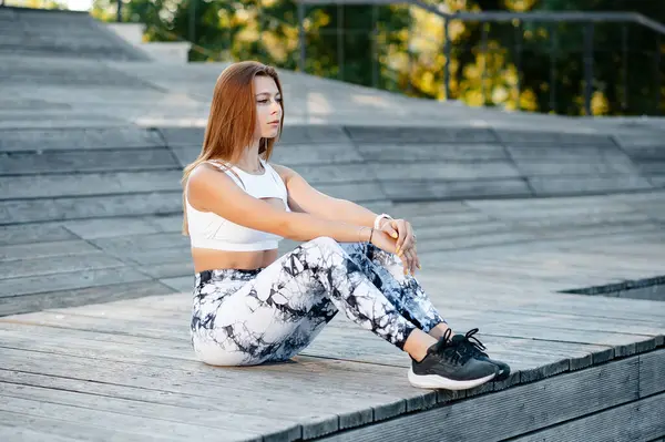 Junge Sportliche Mädchen Stylischer Sportbekleidung Weißes Top Und Leggings Sitzen — Stockfoto