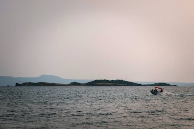 İnanılmaz deniz ve gökyüzünde yüzen turistik tekne, Yunanistan 'da inanılmaz manzara