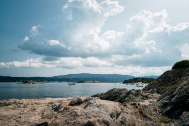 İnanılmaz açık deniz ve mavi gökyüzü, Ouranoupolis, Yunanistan 'da inanılmaz manzara