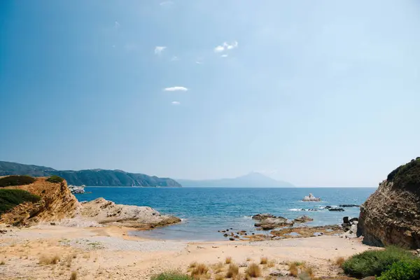 在有石质海岸的地中海的美丽海湾的景色 希腊夏日阳光明媚 背景的山脉 — 图库照片