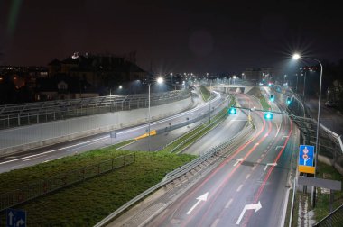 Gece şehirde otoyol, yolda aydınlık patikalar
