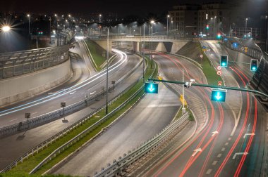 Polonya 'nın Gdansk kentindeki bir otoyolda gece trafiği
