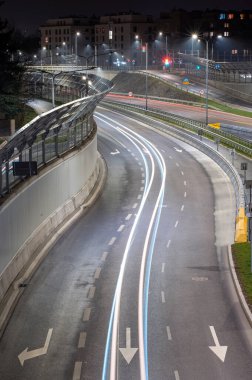 Gece vakti Hong Kong, Çin 'de trafik lambası izleri var..