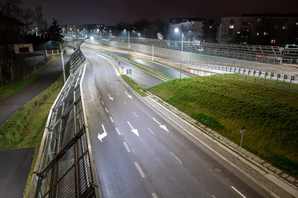 Kentte geceleri otoyol. Yukarıdan bak. Uzun pozlama.