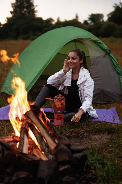 Camping Forest Happy Backpacker Woman Sitting Entrance Tourist Tent Campfire Fotos De Bancos De Imagens Sem Royalties