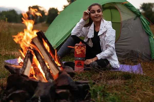 Camping Forest Happy Backpacker Woman Sitting Entrance Tourist Tent Campfire Fotos De Bancos De Imagens Sem Royalties