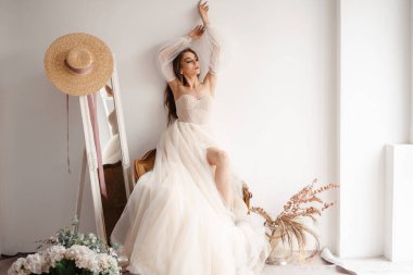 Gelinlik içinde, profesyonel fotoğraf stüdyosunda muhteşem yüzüyle poz veren genç ve güzel bir gelin. Evlilik kavramı 