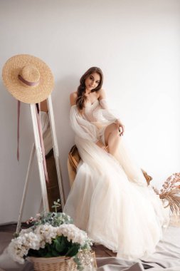 Gelinin sabahı. Zarif bir kadın aynanın önünde duruyor ve düğün gününe hazırlanıyor. Gelinlik giymiş genç sarışın gelin 