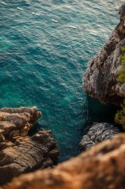 Kayalık kayalıkların hava manzarası ve berrak turkuaz deniz suyu..