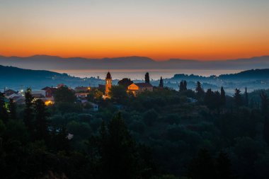 Şafak vakti dingin bir köy. Etrafı ağaçlarla ve tepelerle çevrili, turuncu bir gökyüzünün altında..