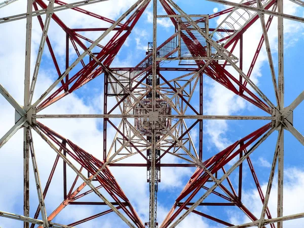 Ukrayna elektrik şebekesi mavi gökyüzüne ve vahşi yaşama karşı yüksek voltajlı kule
