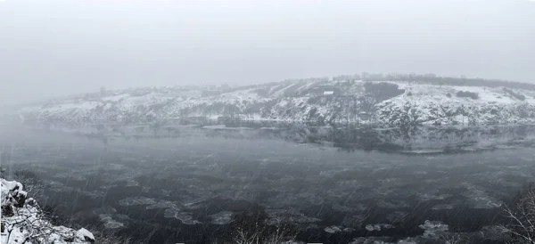 Kış nehrinin panoraması, kar yağıyor, dinyeper nehri, zaporozhye şehri, Khortitsa adası