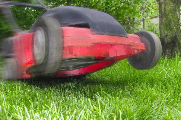 Roter Rasenmäher Auf Grünem Rasen Nahaufnahme Rasenmähen Mit Hoher Geschwindigkeit — Stockfoto