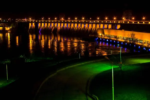 Gece vakti Zaporozhye 'deki Dneproges Barajı
