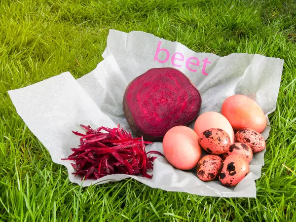 Doğal pancar köküne boyanmış Paskalya yumurtaları hassas pembe bir renk alır. Tavuk ve bıldırcın yumurtaları pancar dilimlerinin yanında canlı ve şenlikli bir hayat yaratır.