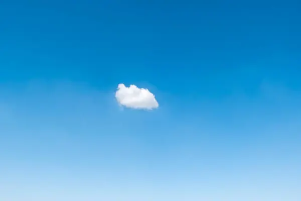 Fotoğraf uçsuz bucaksız mavi gökyüzünde küçük beyaz bir bulut gösteriyor. Bir sükunet ve özgürlük hissi veren minimalist bir manzara..