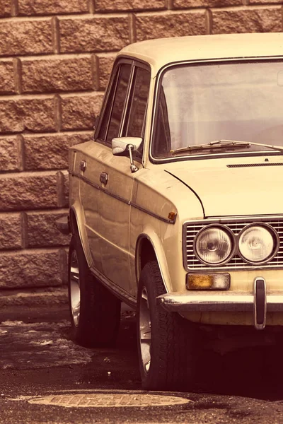 俄罗斯风格的城市里的老式复古汽车 — 图库照片