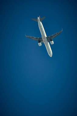 Gökyüzünde uçan bir uçak