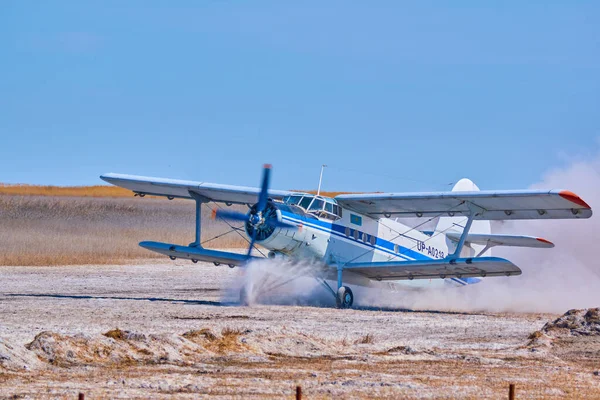 Samolot Jest Zaparkowany Przy Błękitnym Niebie — Zdjęcie stockowe