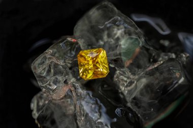 Buzlu sarı safir arka planda, sarı ve buzlu.