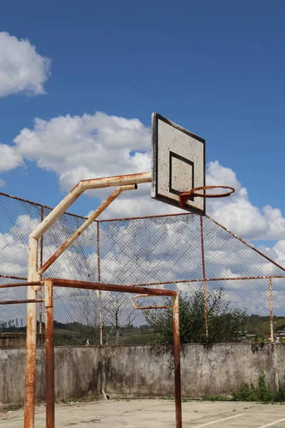 Şehirde Terk Edilmiş Bir Oyun Sahasında Basketbol Potası — Stok fotoğraf