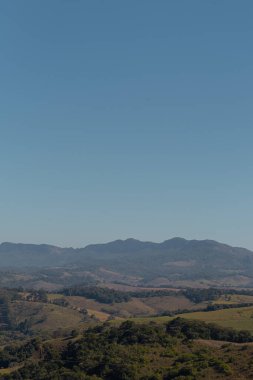 Dağlarla ve mavi gökyüzüyle manzara 