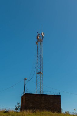 Eski bir radyo anteninin dikey görüntüsü. 