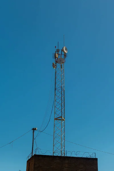 Вертикальный Снимок Радиоантенны Фоне Голубого Неба — стоковое фото