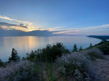 Yazın Empire Bluff Trail 'den Michigan Gölü manzarası