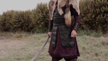 Elinde kılıçla barbar bir savaşçı.
