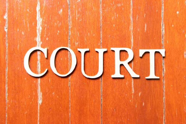 アルファベット文字で単語裁判所上の古い赤い色の木の板の背景 — ストック写真