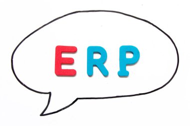 Beyaz tahta arka planında balon konuşması olarak siyah çizgili ERP (Enterprise Resource Planning 'in kısaltması) harfli alfabe harfi