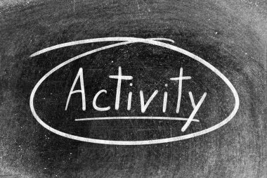 Beyaz tebeşir el yazısı kelime keskinliği ve karatahta arka plan daire şekli