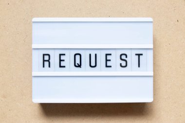 Ahşap arka planda sözcük isteği içeren ışık kutusu