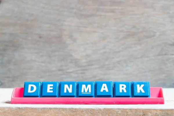 Alfabeto Telha Letra Com Palavra Denmark Rack Cor Vermelha Fundo — Fotografia de Stock