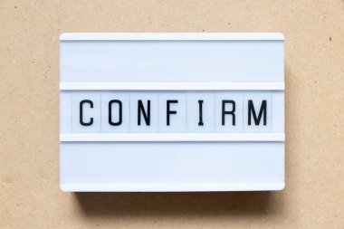 Sözcüklerle aydınlatma kutusu tahta arka planda doğrulandı