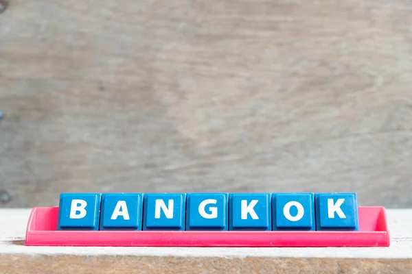 Litera Alfabetu Płytek Słowem Bangkok Kolorze Czerwonym Stojak Tle Drewna — Zdjęcie stockowe