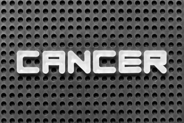 黒いペグボードの背景の単語の癌の白いアルファベット — ストック写真