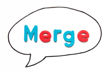 Beyaz tahta arka planında balon konuşması olarak siyah çizgi el çizimi ile kelime birleştirilmiş alfabe harfi