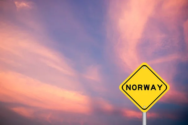紫色の空の背景に単語ノルウェーと黄色の交通標識 — ストック写真
