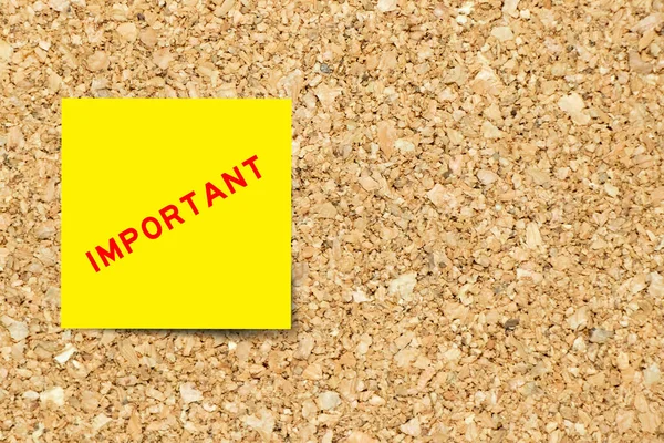 Yellow Note Paper Word Important Cork Board Background Copy Space — Stock Photo, Image