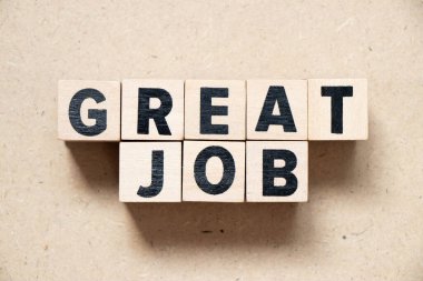 Kelimesi kelimesine alfabe harfi bloğu Tahta arka planda harika iş